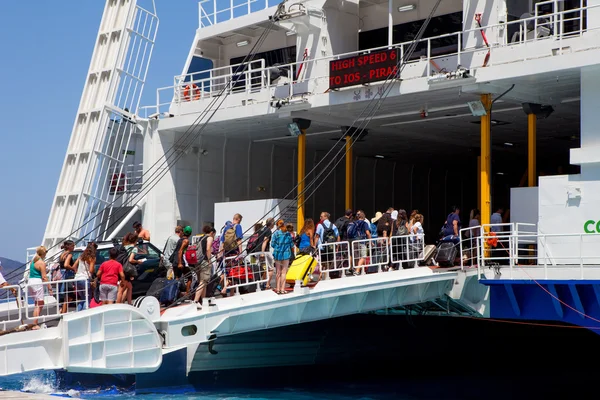 Koltuk katamaran süper feribot gemide Santorini'nın bağlantı noktası için gelen turistler — Stok fotoğraf