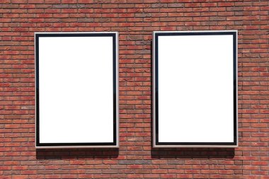 Kırmızı tuğla duvarlı boş reklam panoları