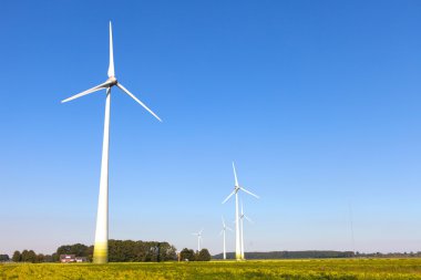 Rüzgar Türbini bir yeşil kırsal ortamda dön