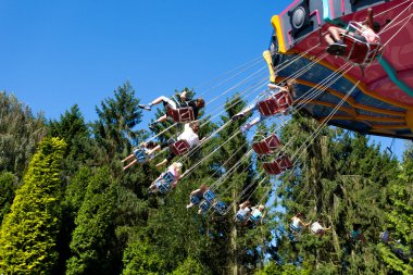 Yüksek hızlı carousel ile park ziyaretçi bir yolculuğu sırasında