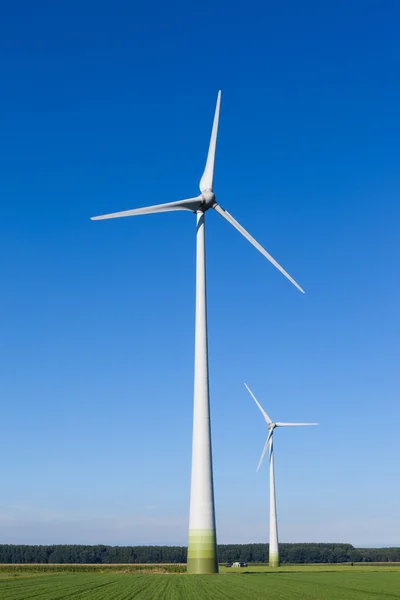 Turbina Eólica Girando Entorno Rural Verde — Foto de Stock