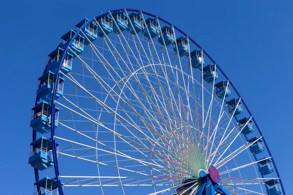 Grande roue avec ciel bleu en arrière-plan — Photo