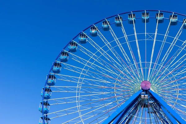 Grande roue avec ciel bleu en arrière-plan — Photo
