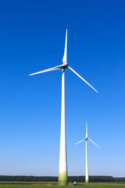 Turbina eólica girando en un entorno rural verde — Foto de Stock
