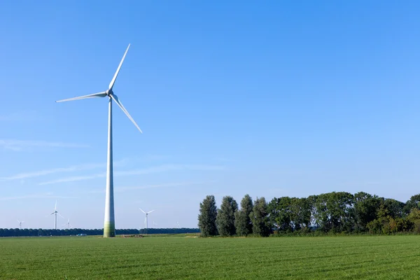 Turbina eólica girando en un entorno rural verde — Foto de Stock