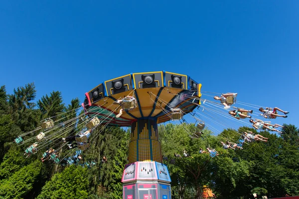 Carrousel à grande vitesse avec les visiteurs du parc pendant une balade — Photo