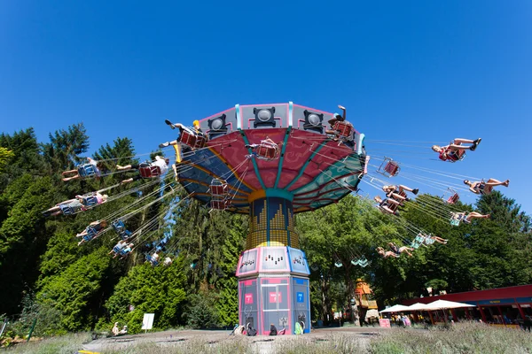 Carrousel à grande vitesse avec les visiteurs du parc pendant une balade — Photo