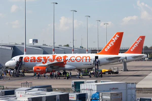 stock image Amsterdam, The Netherlands - August 31, 2016: Easy jet airplanes parked at the gate with passengers, at Amsterdam's Schiphol airport.