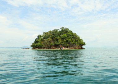Tayland ada mavi gökyüzü ve denizin ile