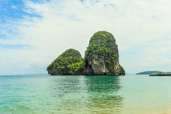 Thai Island with blue sky and sea — Stock Photo, Image