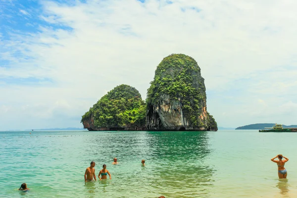 Traditional Thai long tail boat with thai island in the background — Stock Photo, Image