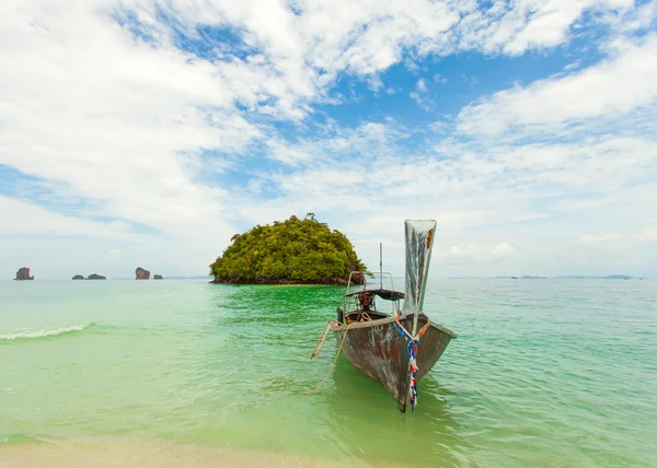 Traditionella thailändska lång svans båt med thailändska ön i bakgrunden — Stockfoto