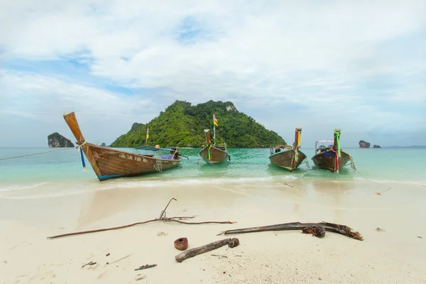 Tradicional tailandês barco de cauda longa com ilha tailandesa no fundo — Fotografia de Stock