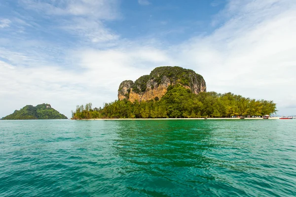 Thai Island with blue sky and sea — Stock Photo, Image