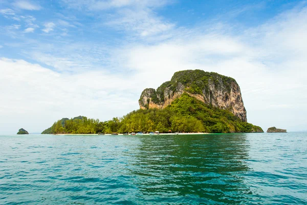 Тайский остров с голубым небом и морем — стоковое фото
