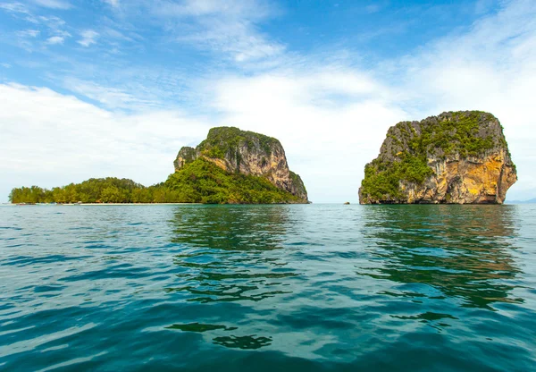 Thai Island with blue sky and sea — Stock Photo, Image