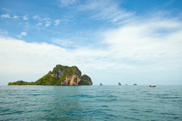 Ilha tailandesa com céu azul e mar — Fotografia de Stock