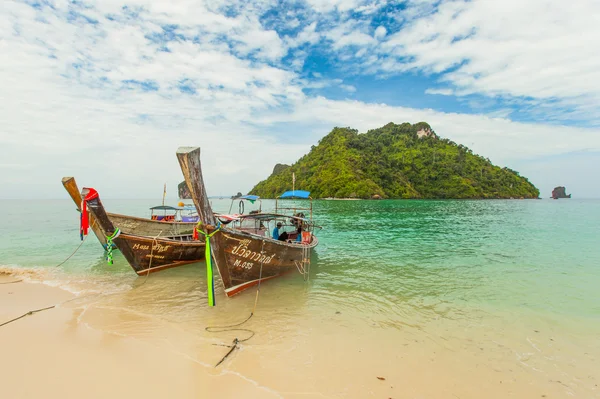 Традиционный тайский длинный хвост лодки с тайским островом на заднем плане — стоковое фото