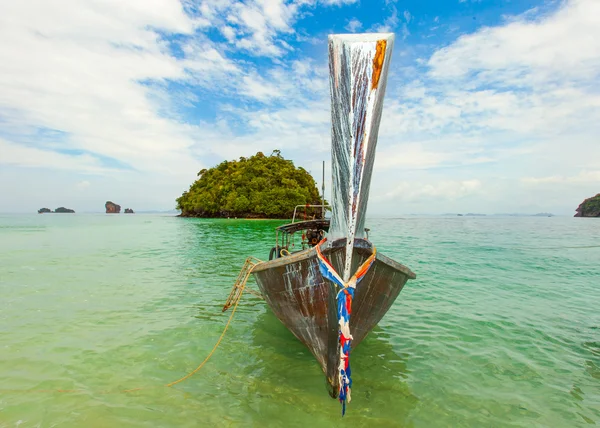 Tradicional tailandês barco de cauda longa com ilha tailandesa no fundo — Fotografia de Stock