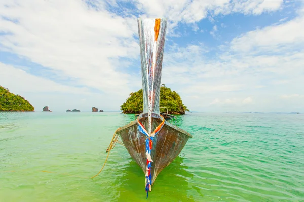 Traditional Thai long tail boat with thai island in the background — Stock Photo, Image