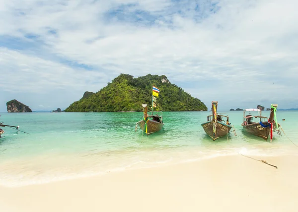 Traditional Thai long tail boat with thai island in the background — Stock Photo, Image