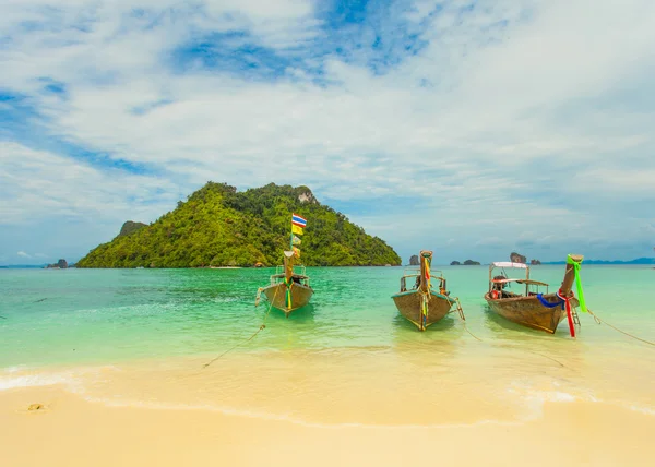 Traditional Thai long tail boat with thai island in the background — Stock Photo, Image