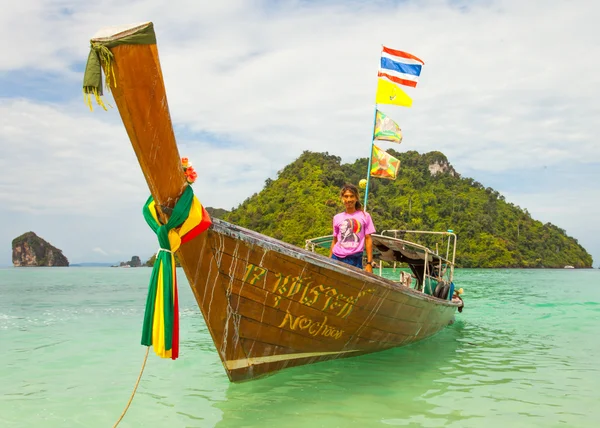 Tradicional tailandês barco de cauda longa com ilha tailandesa no fundo — Fotografia de Stock