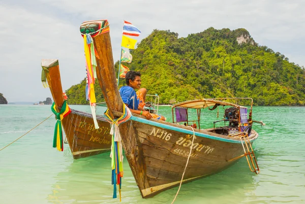 Tradicional tailandês barco de cauda longa com ilha tailandesa no fundo — Fotografia de Stock