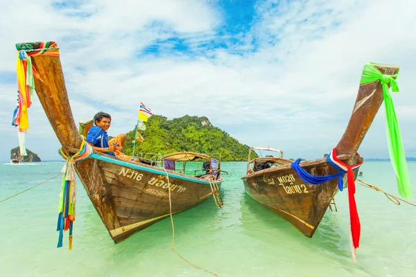 Традиционный тайский длинный хвост лодки с тайским островом на заднем плане — стоковое фото