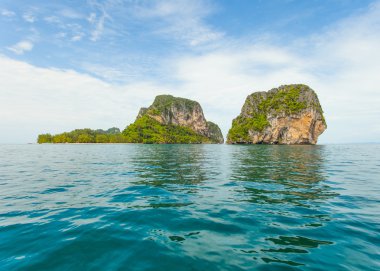 Tayland ada mavi gökyüzü ve denizin ile