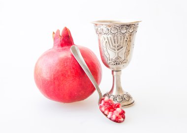 Rosh hashanah Birliği Kupası tatlım nar ve dilimlenmiş elma