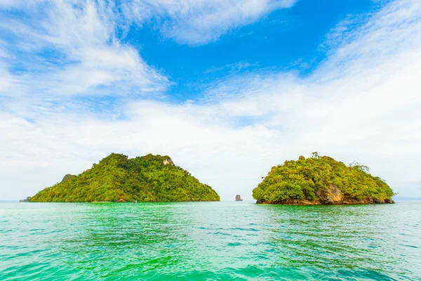 Thai Island with blue sky and sea — Stock Photo, Image