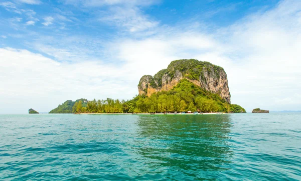 Thai Island with blue sky and sea — Stock Photo, Image