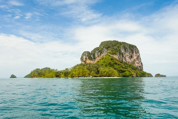 Ilha tailandesa com céu azul e mar — Fotografia de Stock