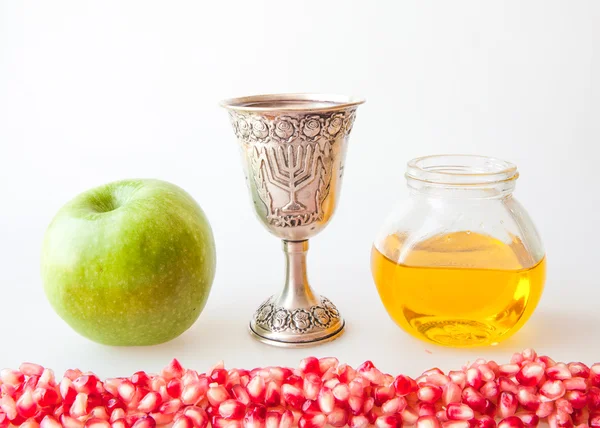 Rosh Hashanah Kiddush xícara de mel romã e maçã fatiada — Fotografia de Stock