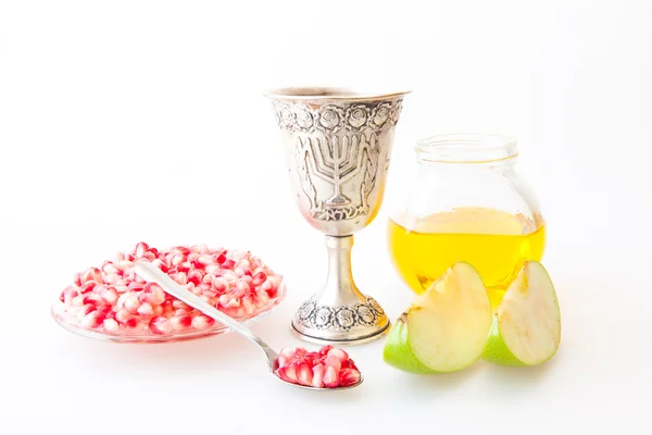 犹太新年 kiddush 杯蜜石榴和苹果切成薄片 — 图库照片