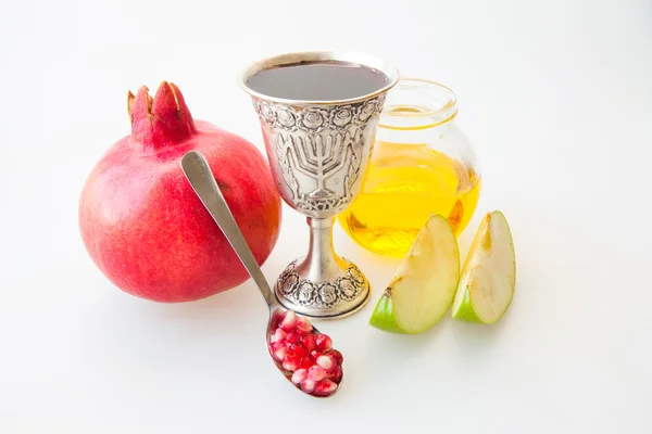 Rosh Hashanah Kiddush xícara de mel romã e maçã fatiada — Fotografia de Stock