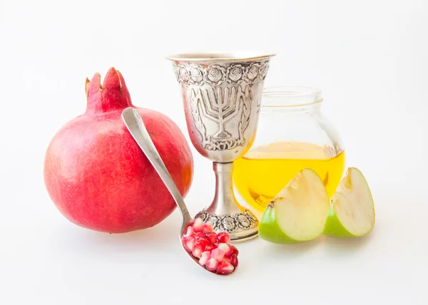 Rosh Hashanah Kiddush xícara de mel romã e maçã fatiada — Fotografia de Stock
