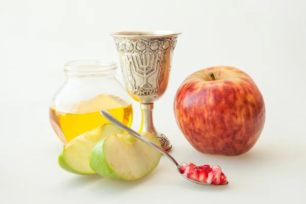 Rosh Hashanah Kiddush xícara de mel romã e maçã fatiada — Fotografia de Stock