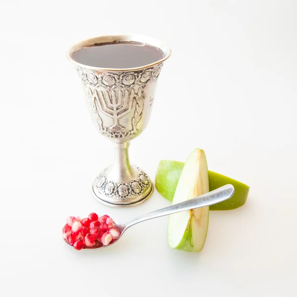 Rosz Haszana kiddush szklanki miodu, granatu i pokrojone jabłko — Zdjęcie stockowe