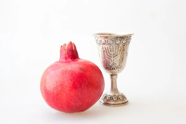 犹太新年 kiddush 杯蜜石榴和苹果切成薄片 — 图库照片