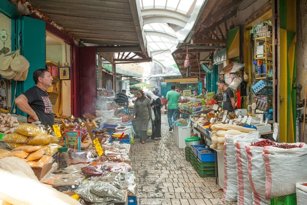 Turisté a nakupující chůze akru velký bazar — Stock fotografie