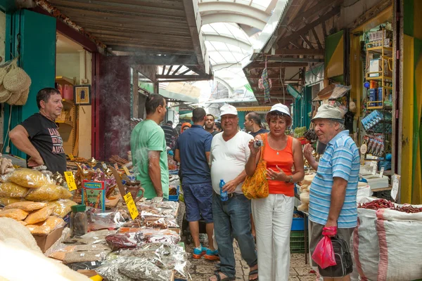 Turisté a nakupující chůze akru velký bazar — Stock fotografie