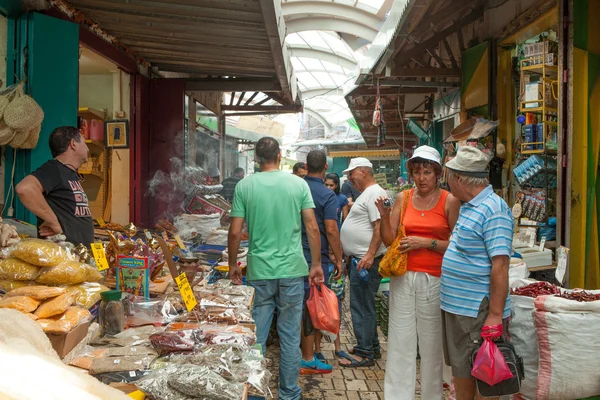 Turisté a nakupující chůze akru velký bazar — Stock fotografie