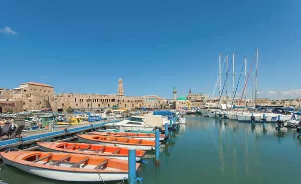 Porto de Acre, Israel. com barcos e a cidade velha no fundo . — Fotografia de Stock