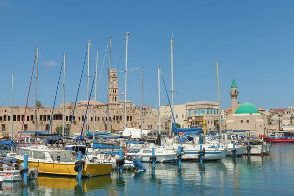 Порт Акко, Израиль. с лодками и старый город на заднем плане . — стоковое фото