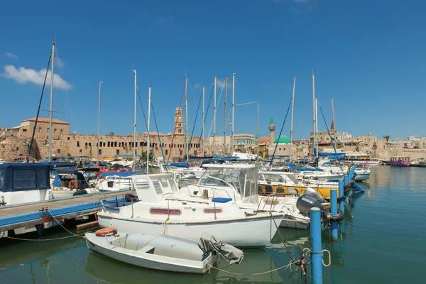 Porto de Acre, Israel. com barcos e a cidade velha no fundo . — Fotografia de Stock