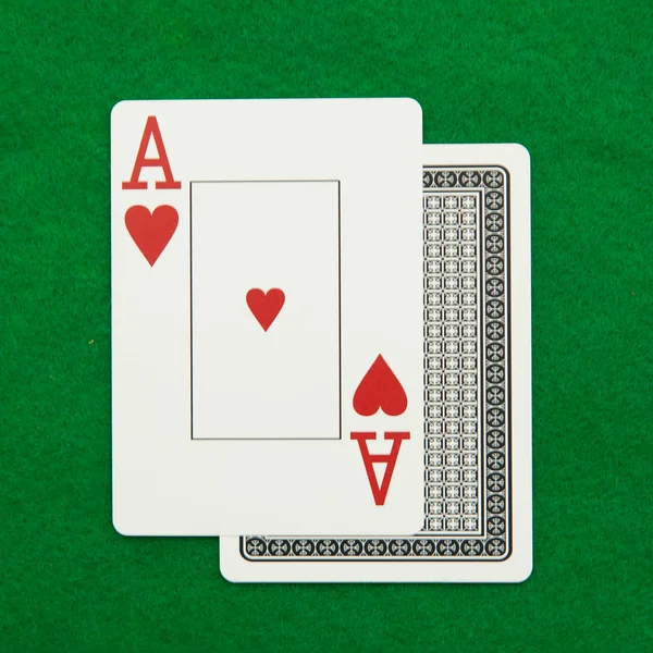 Blackjack mão com chip de casino na mesa de casino verde — Fotografia de Stock