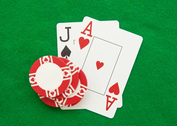 Mano de blackjack con chip de casino en la mesa de casino verde — Foto de Stock