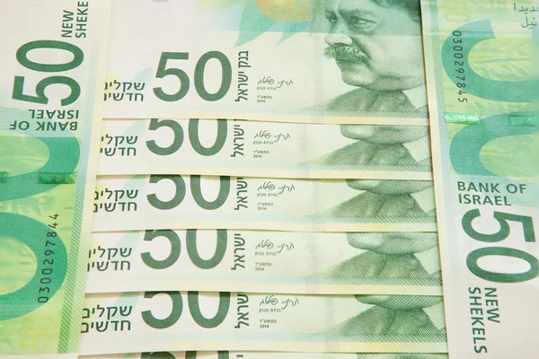 Olika israeliska shekel anteckningar med nya femtio notera — Stockfoto
